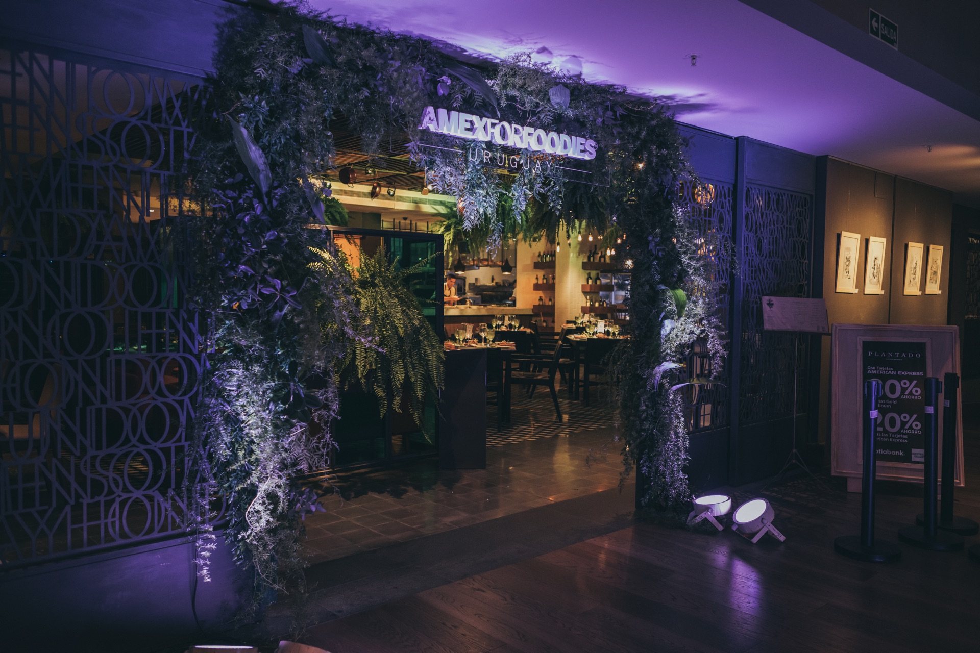 Entrada de American Express for Foodies con muro verde