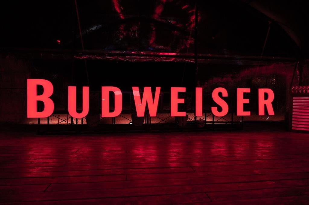 Cartel luminoso de Budweiser en rojo