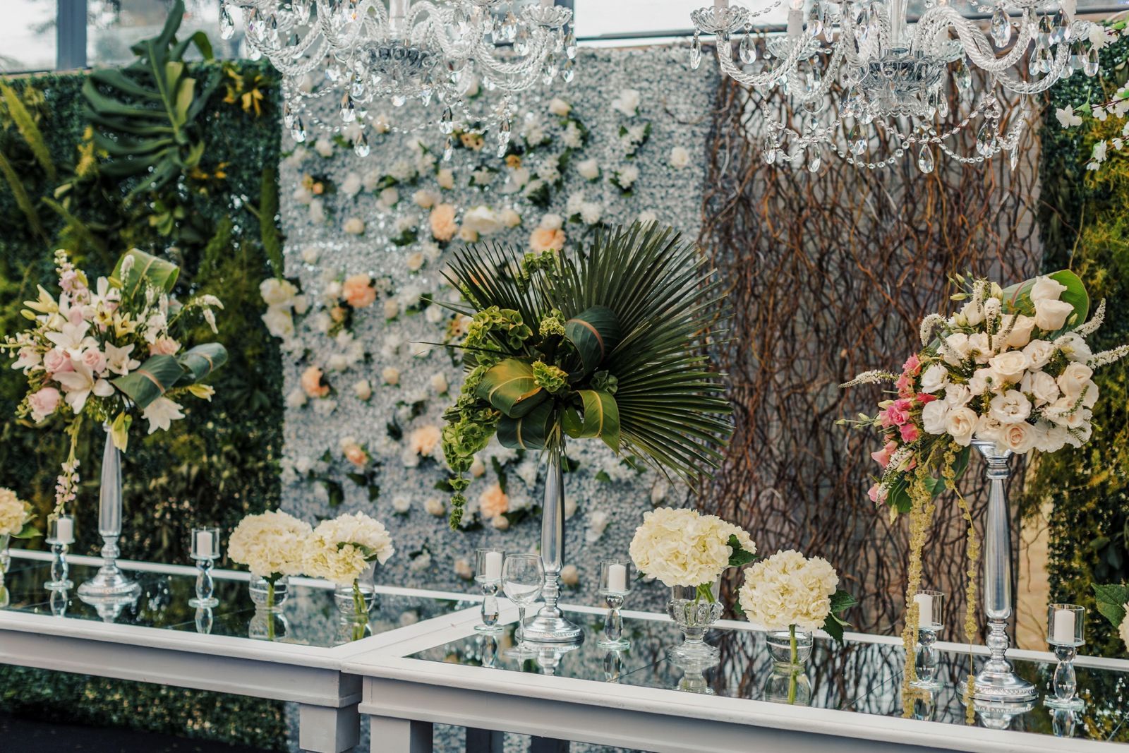 Muro de flores y palmeras en la boda de Sofía y Luis