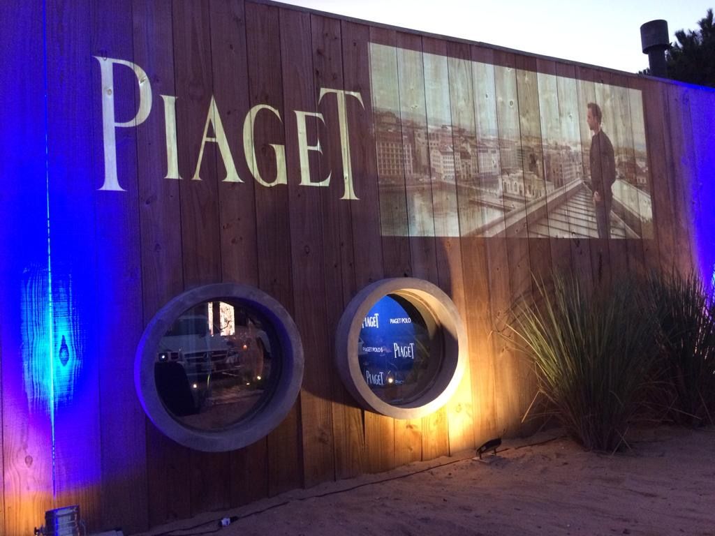 Activación de Piaget con muro de madera iluminado