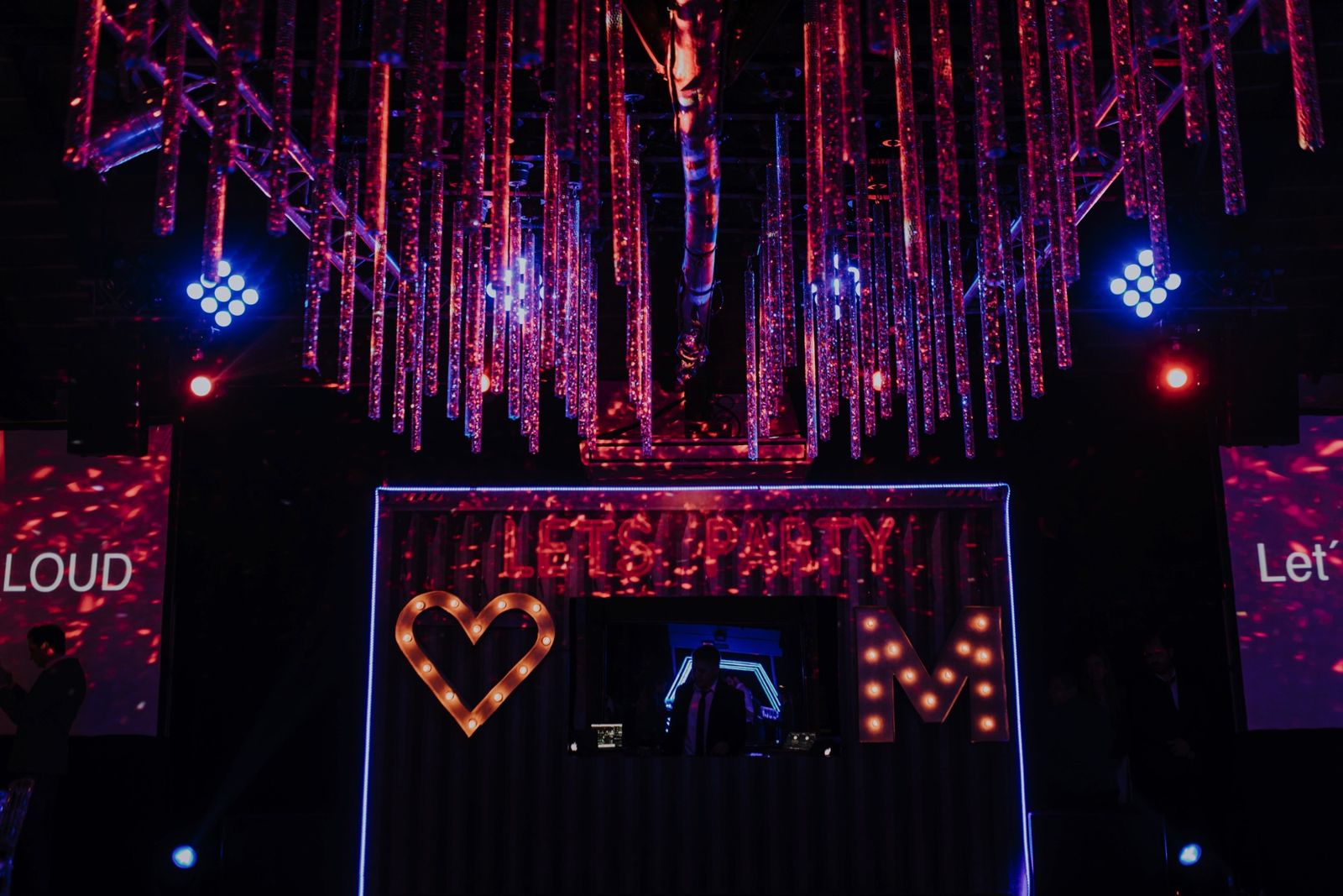 Pista con corazón de luces y cortinas brillantes