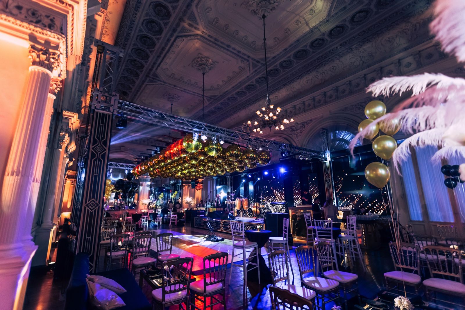 Fiesta de 50 años de Norma con estética Gatsby y plumas